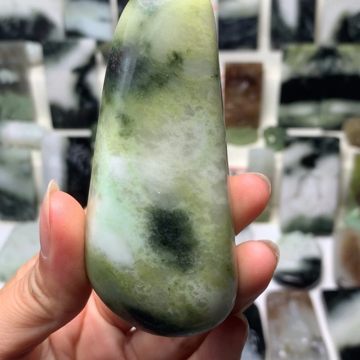 独山玉未镶嵌颈饰