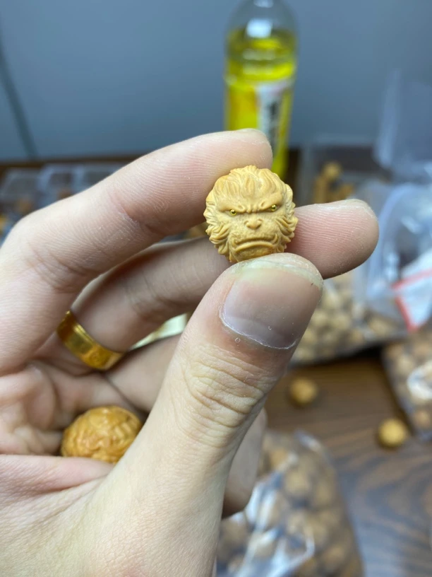 猴头手串单颗雕刻镶嵌眼獠牙大圣