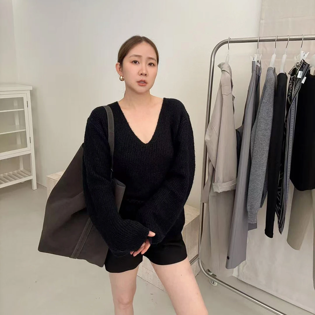 widelia陈魅儿2025秋冬新款 休闲百搭气质系带V领长袖毛衣BW06025
