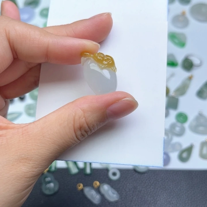 翡翠未镶嵌颈饰桃子