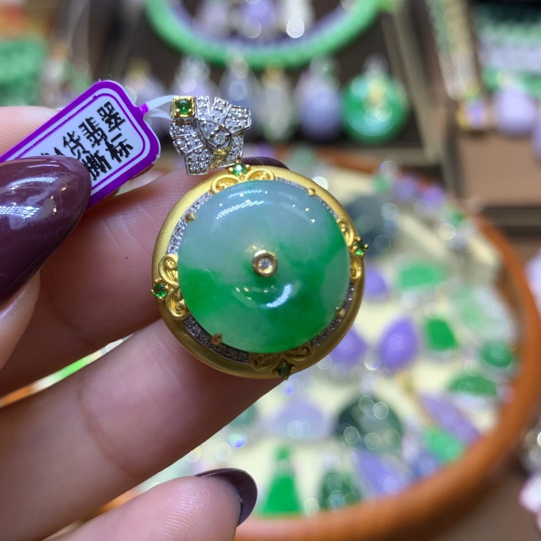 翡翠18K金镶嵌颈饰