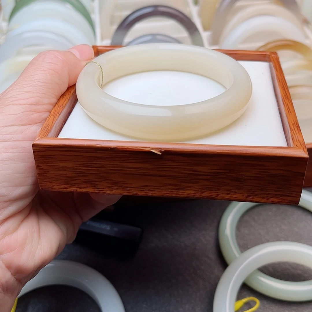 和田玉未镶嵌手镯