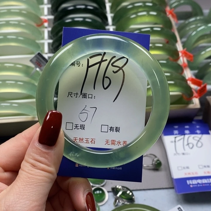 蛇纹石玉手镯未镶嵌于****）