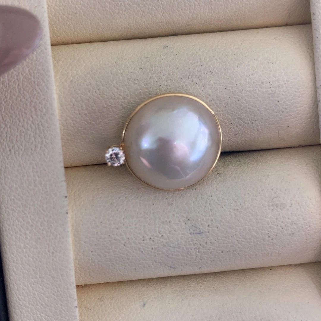 拼合珍珠（马贝珠）颈饰18K金镶嵌