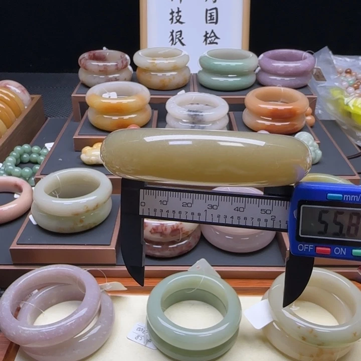 石英岩玉未镶嵌手镯