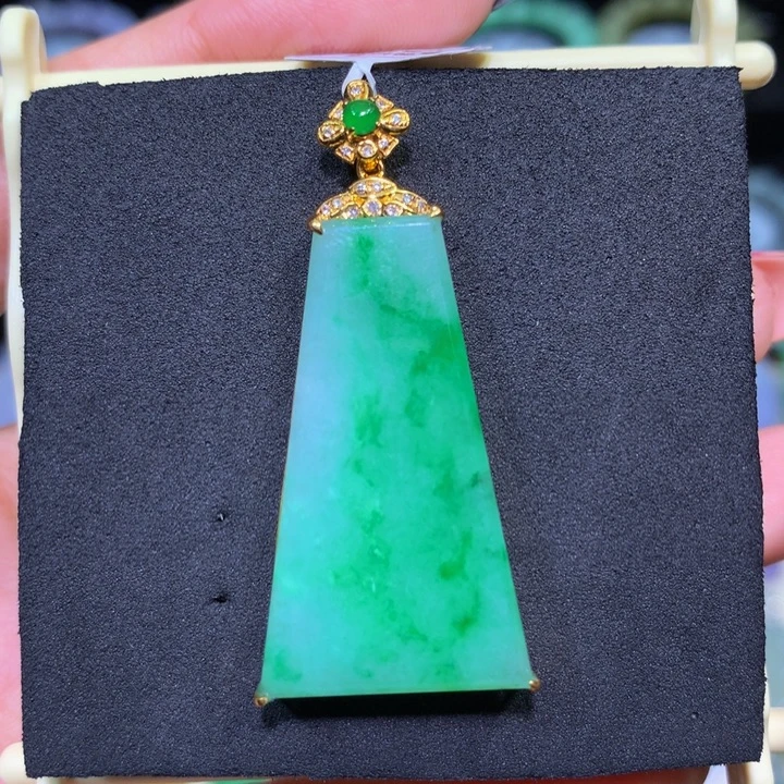 翡翠18K金镶嵌颈饰翡翠