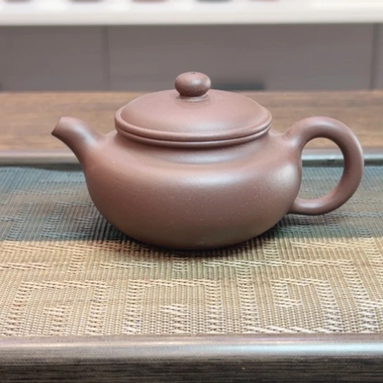 紫砂茶壶黄龙山原矿底槽清半手工瑕（140 cc）