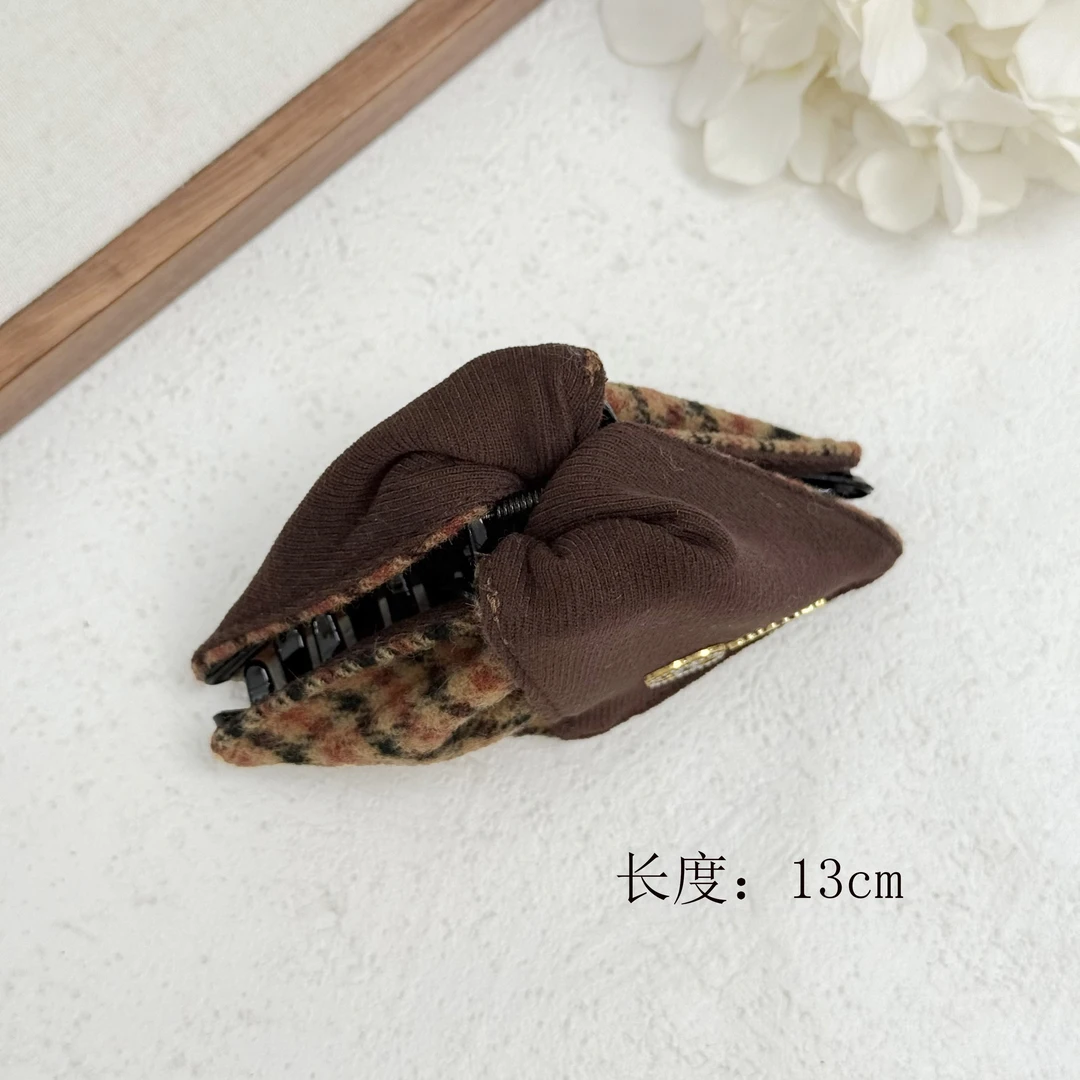 V159气质拼接三角百搭字母抓夹13CM
