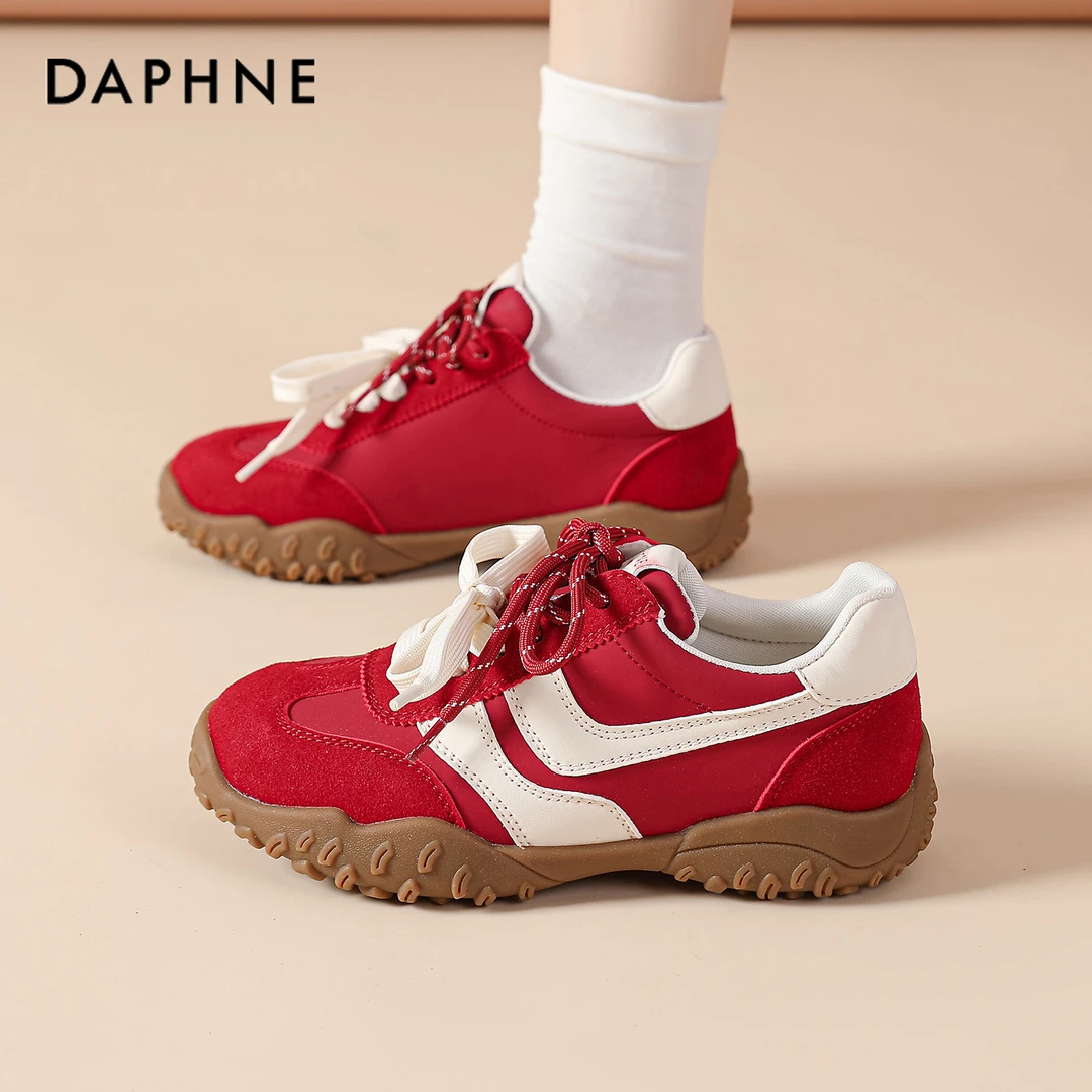 达芙妮红色德训鞋女秋冬2025新款百搭轻便软底爆款阿甘运动鞋小众