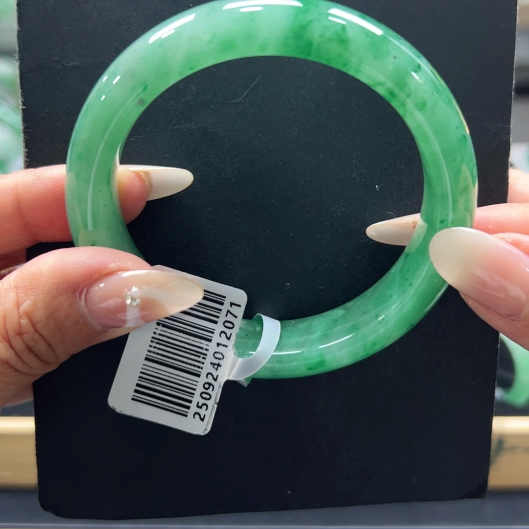 大***海石英质玉未镶嵌手镯