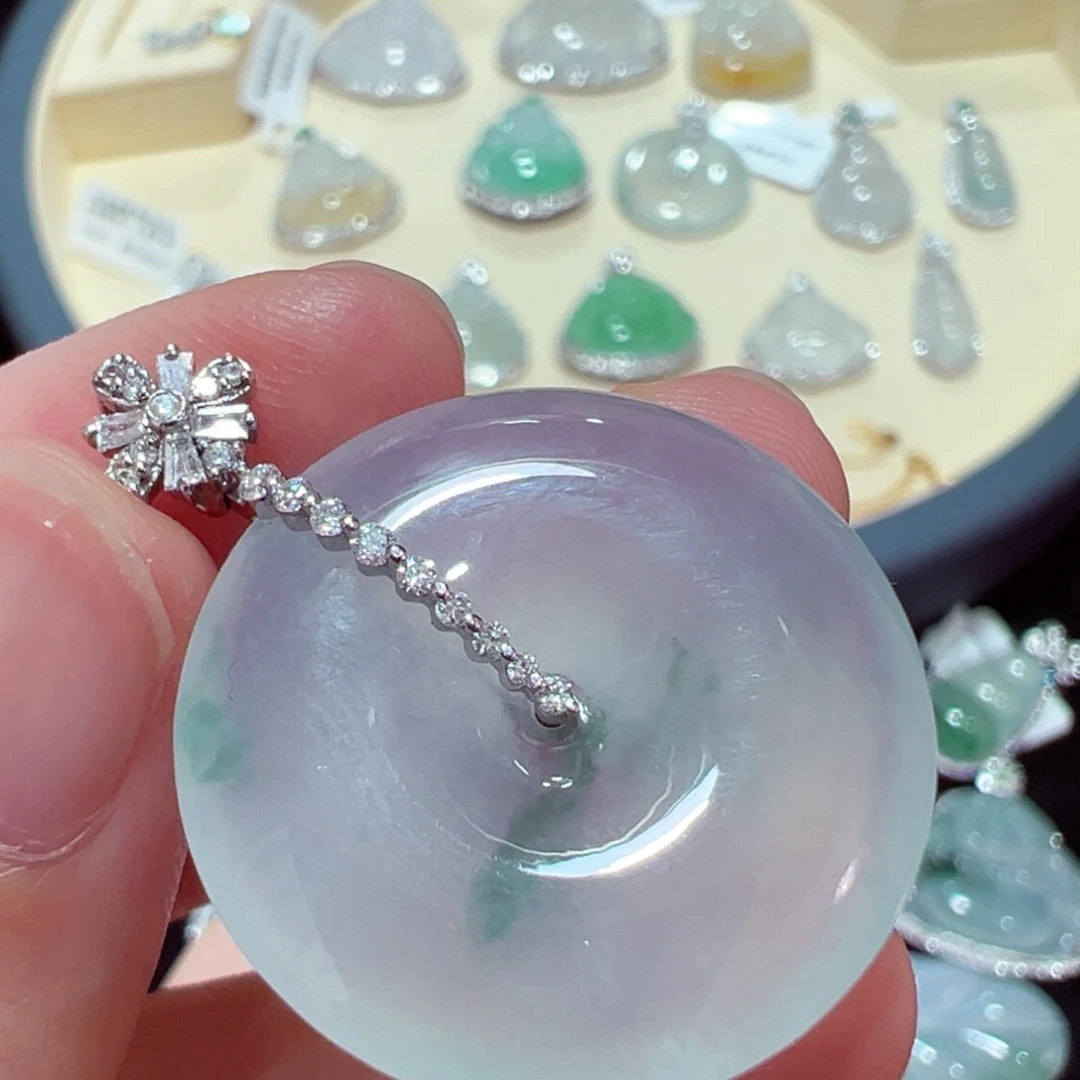 翡翠18K金镶嵌颈饰吊坠