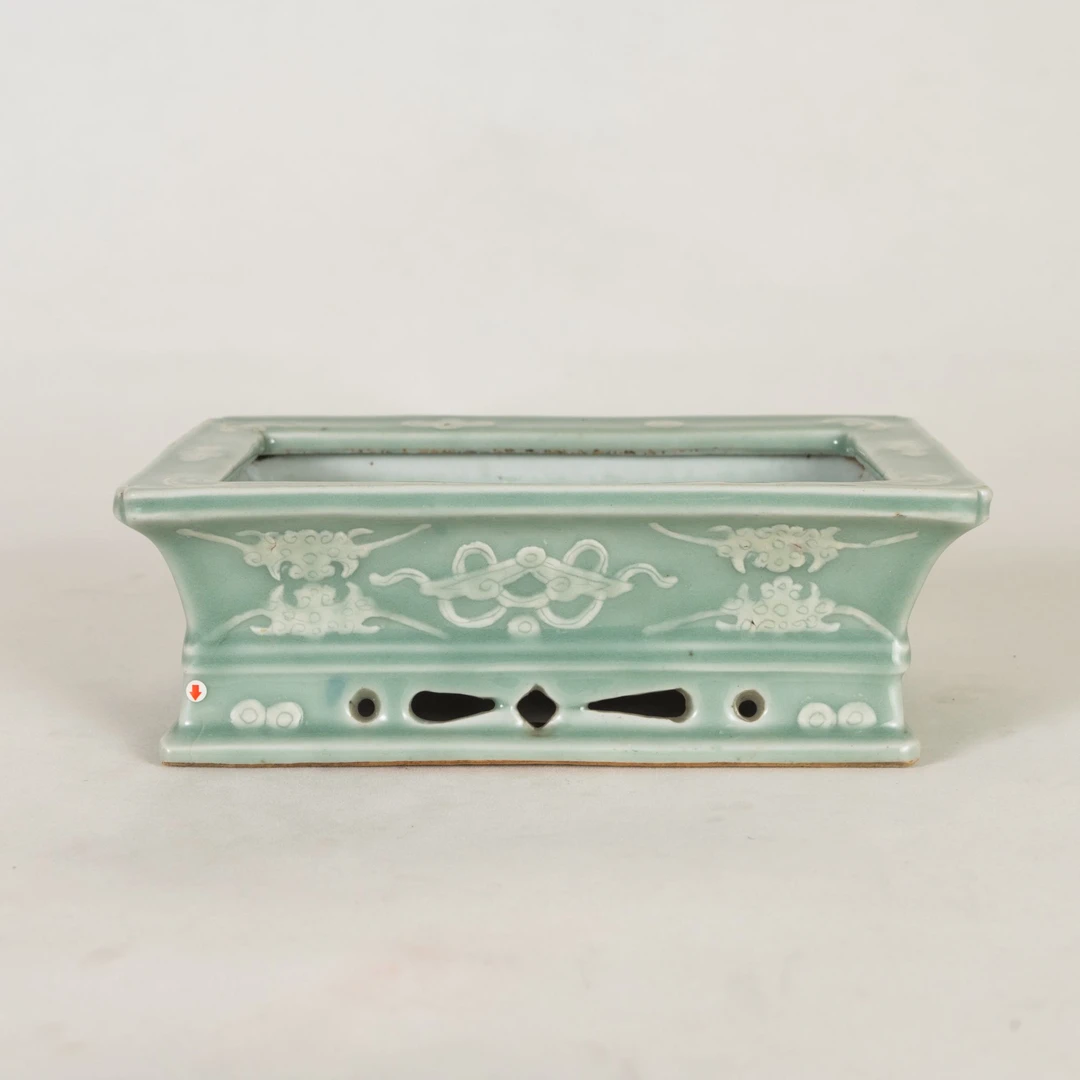 Lot  6   清  雍正青釉堆白水仙盆(11.20瓷杂拍卖)