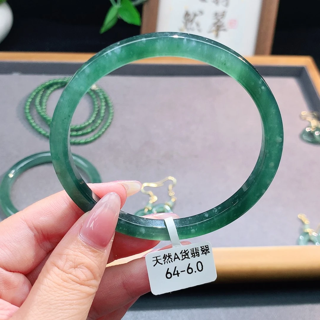翡翠手镯（圆镯）未镶嵌