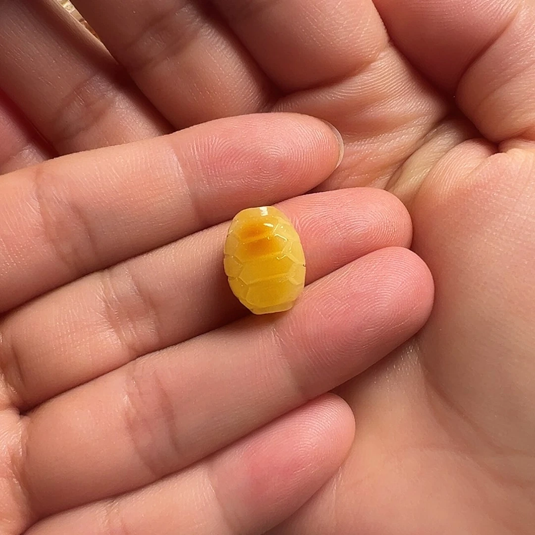 蜜蜡颈饰未镶嵌花***.富甲