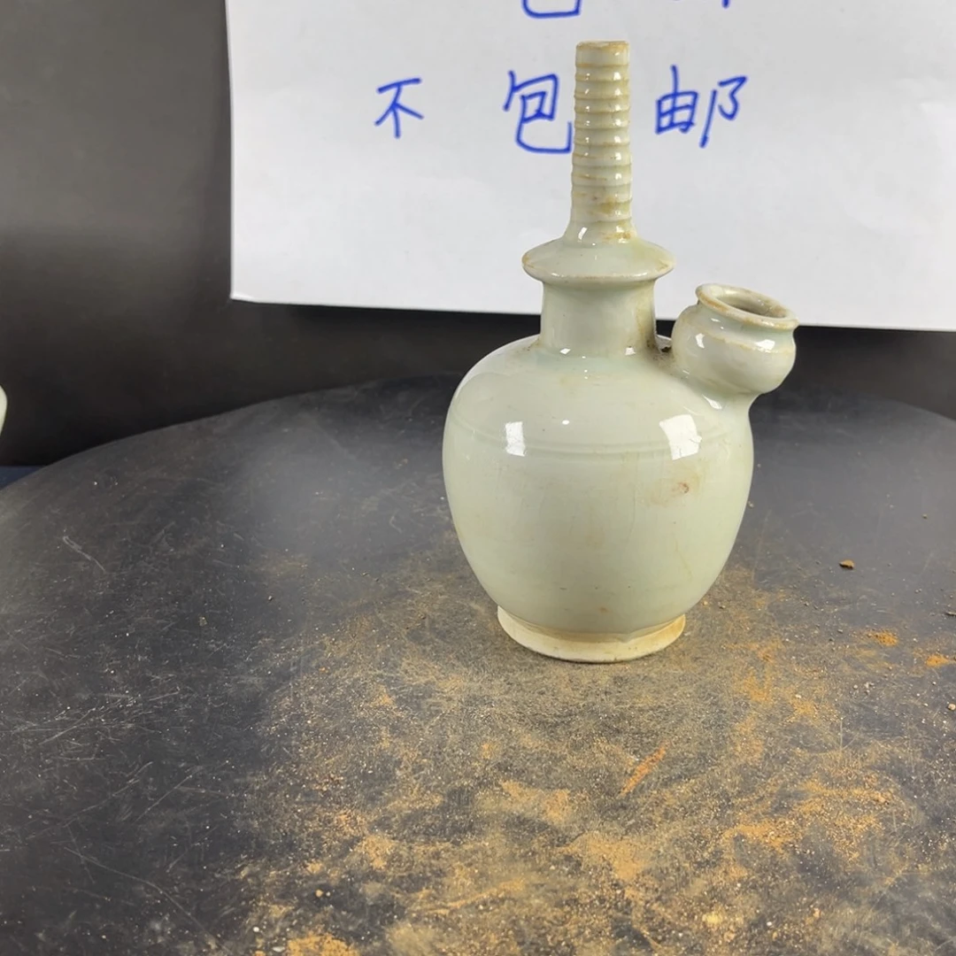 罐漂亮的小瓷器和