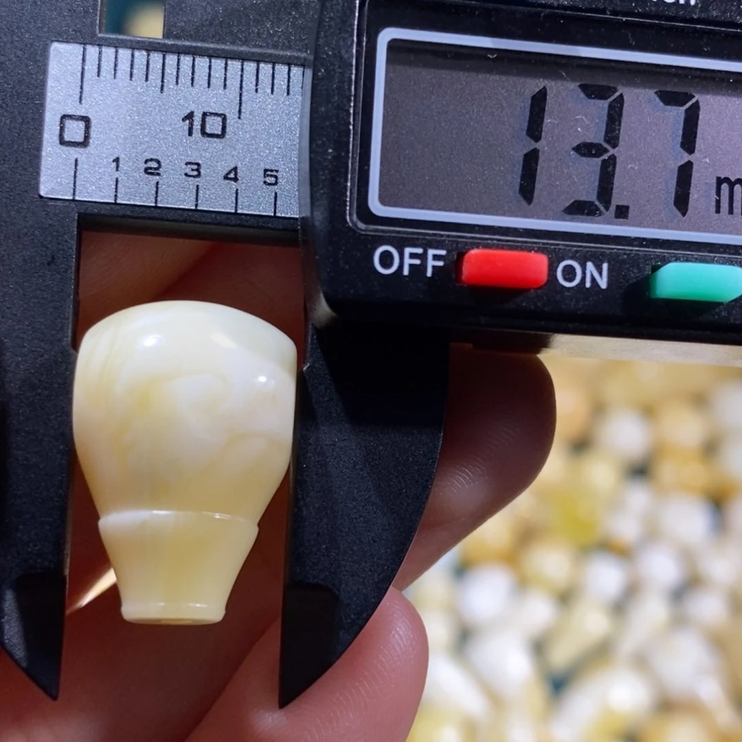 琥珀裸石未镶嵌配饰