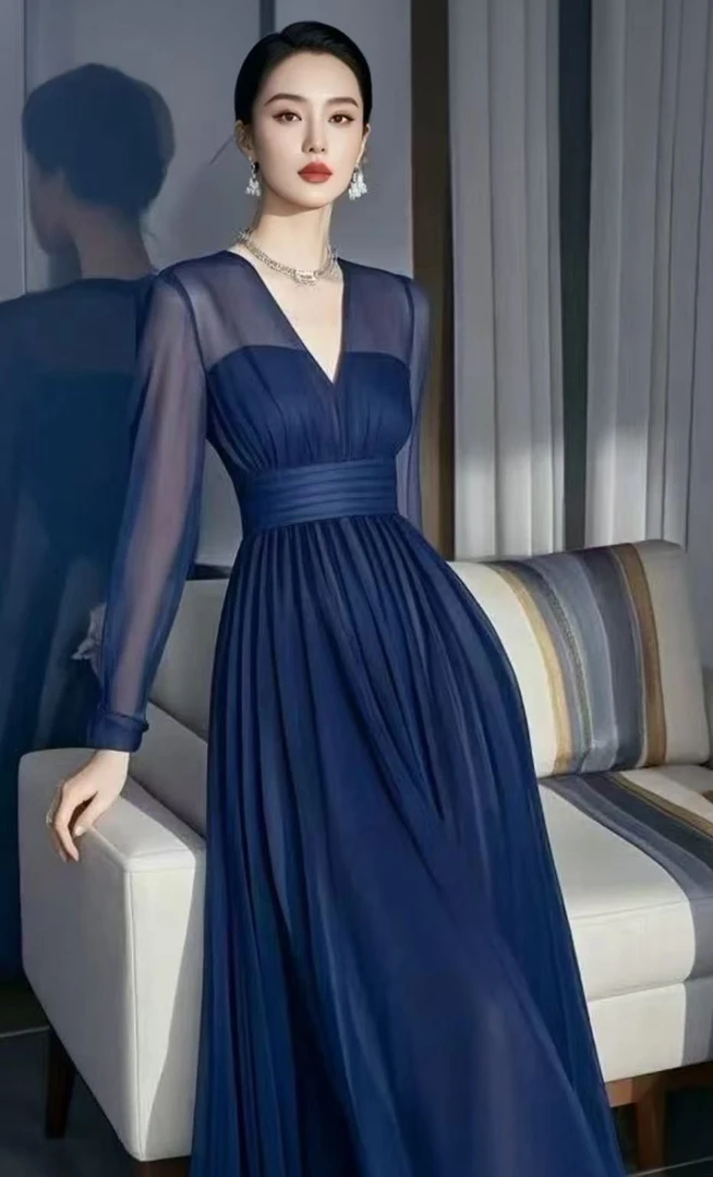 深蓝色连衣裙2025新款今年流行爆款独特漂亮法式气质长袖连衣裙