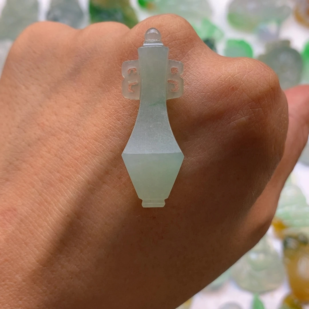 定制翡翠未镶嵌瓶子