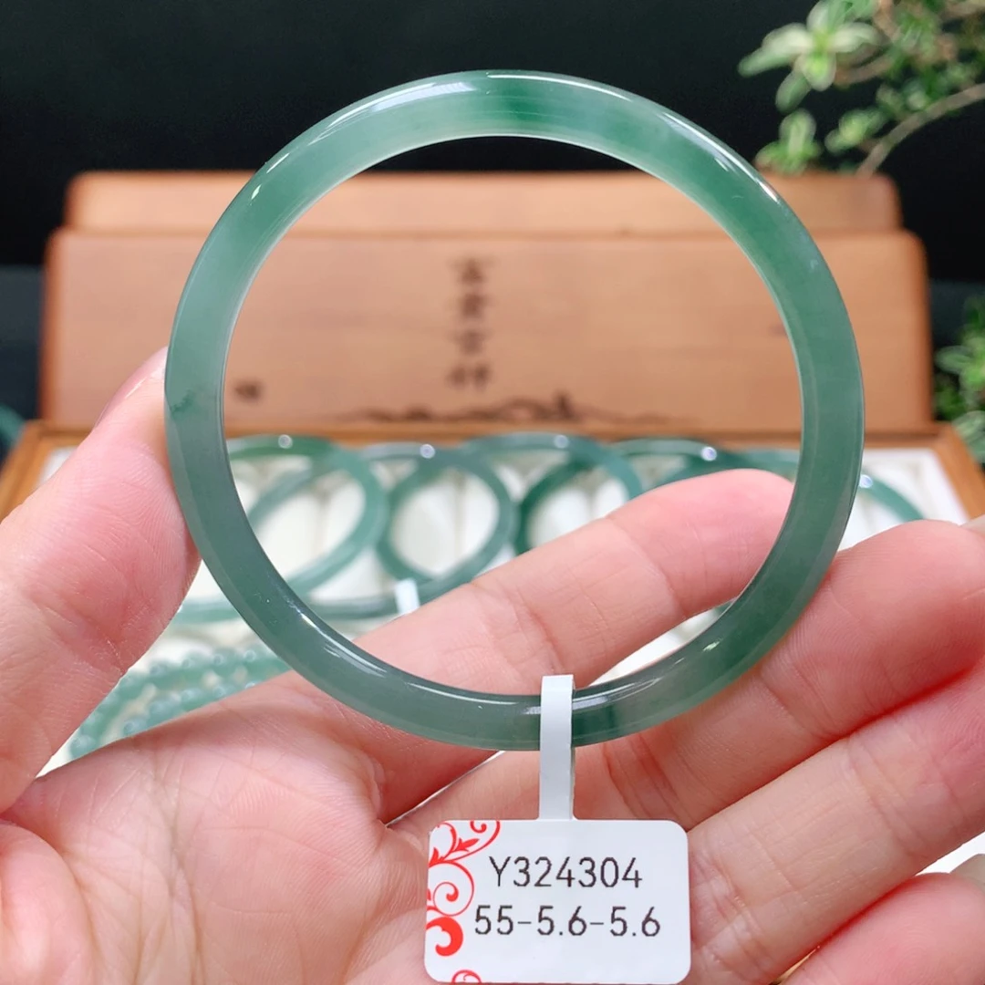 翡翠手镯未镶嵌天然