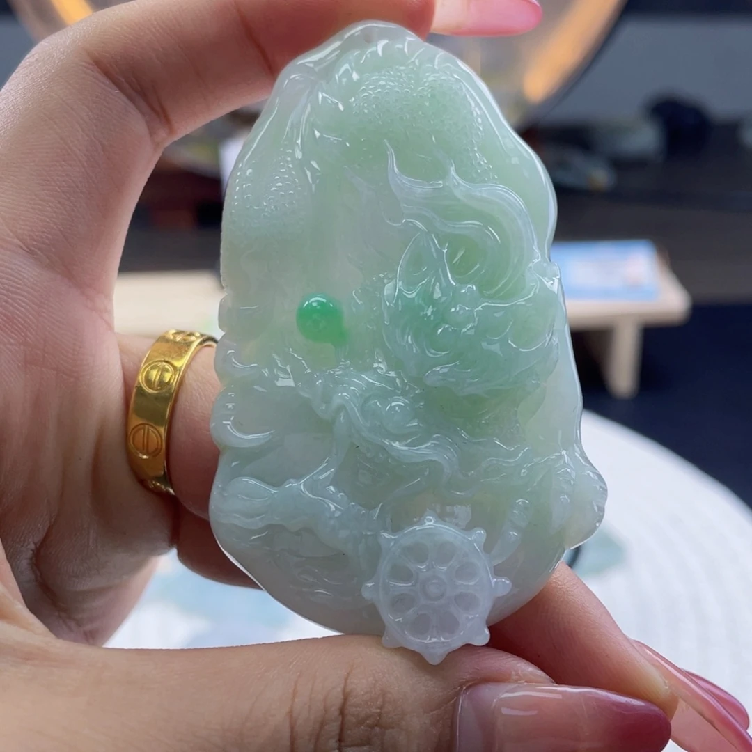 于***2翡翠未镶嵌颈饰天然翡翠龙牌