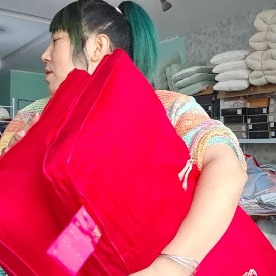 棉新的配音发两个变形的红色。