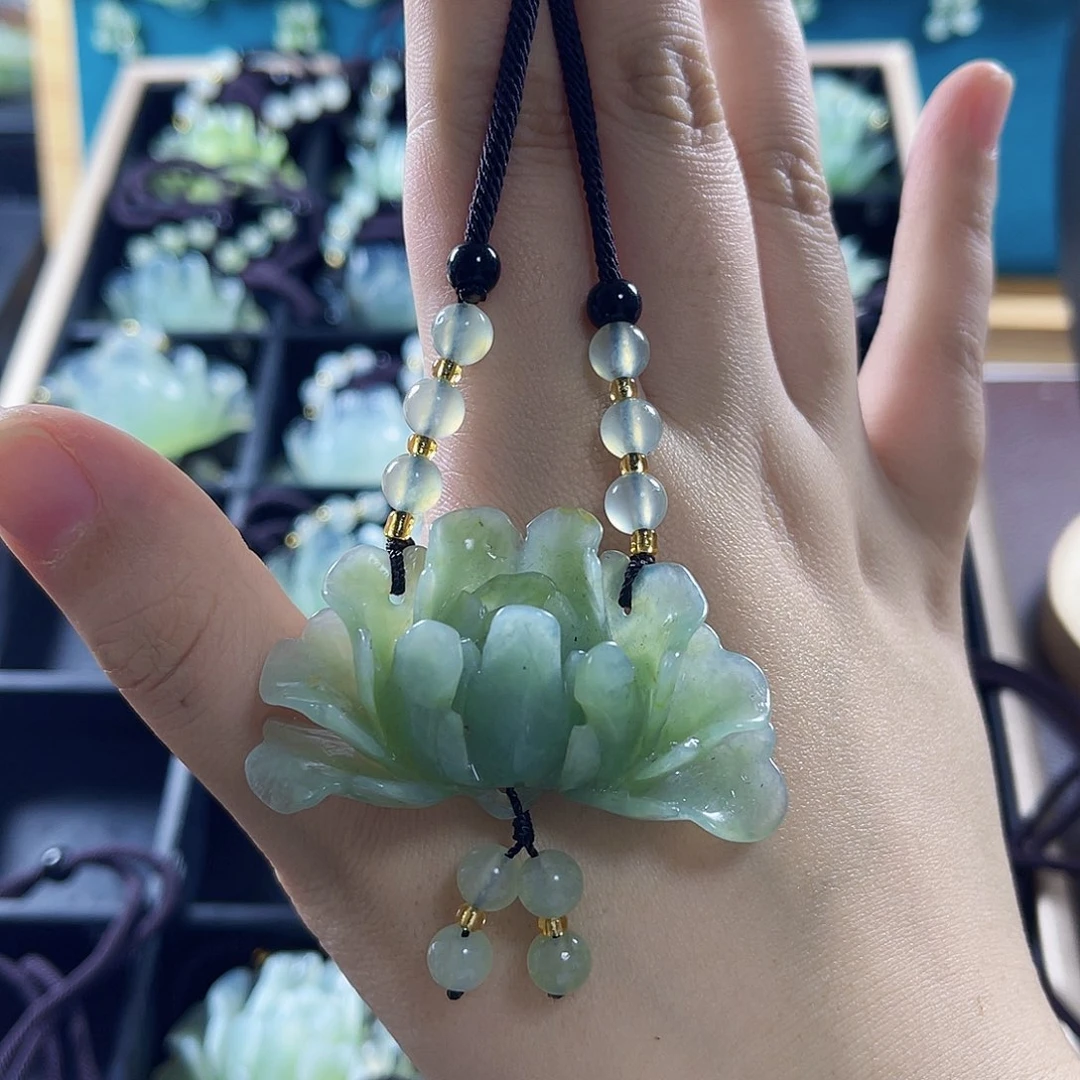 蛇纹石玉颈饰合金