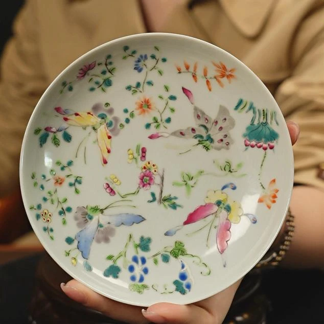 1736 清晚期粉彩蝶恋花赏盘