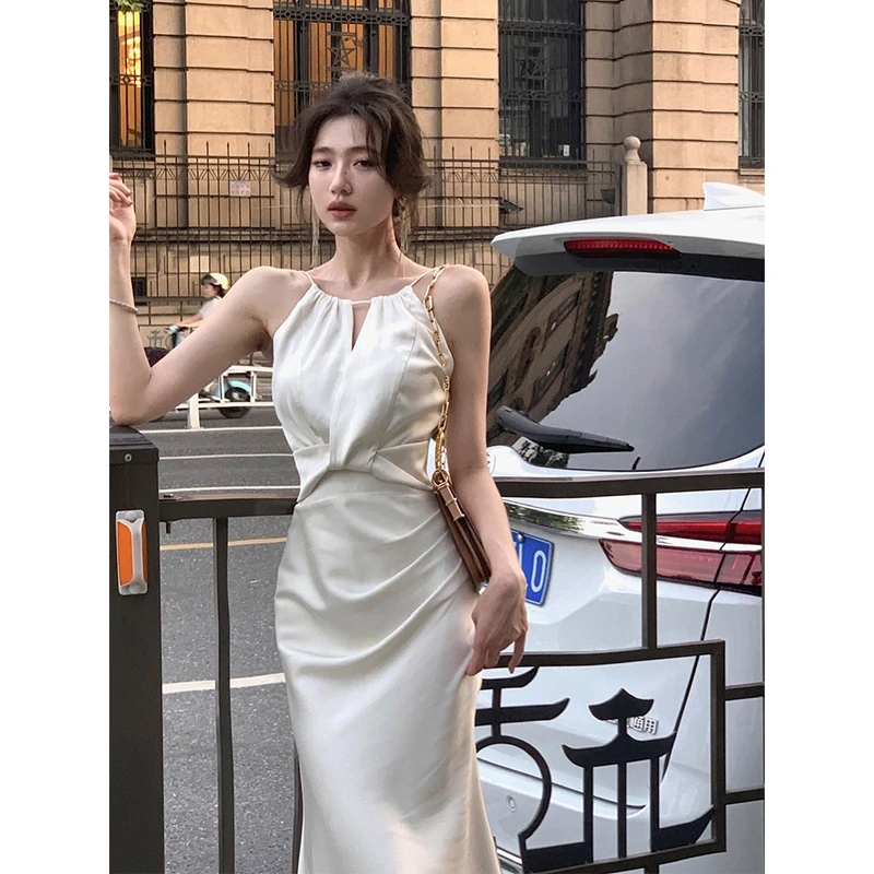 【店铺热销】法式白色挂脖吊带连衣裙女2025年新款夏季缎面鱼尾高级