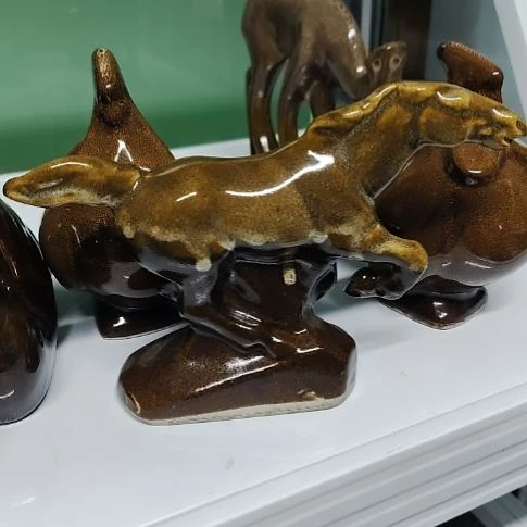 瓷片瓷片，各种摆件，均有瑕疵。沙锅！