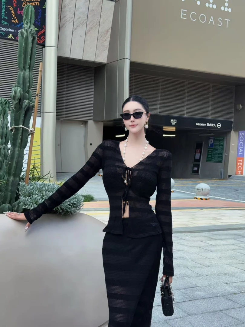 DUOMI【魔鬼少女】黑咖两色条纹拼接V领华夫格上衣半裙套装TZ13981