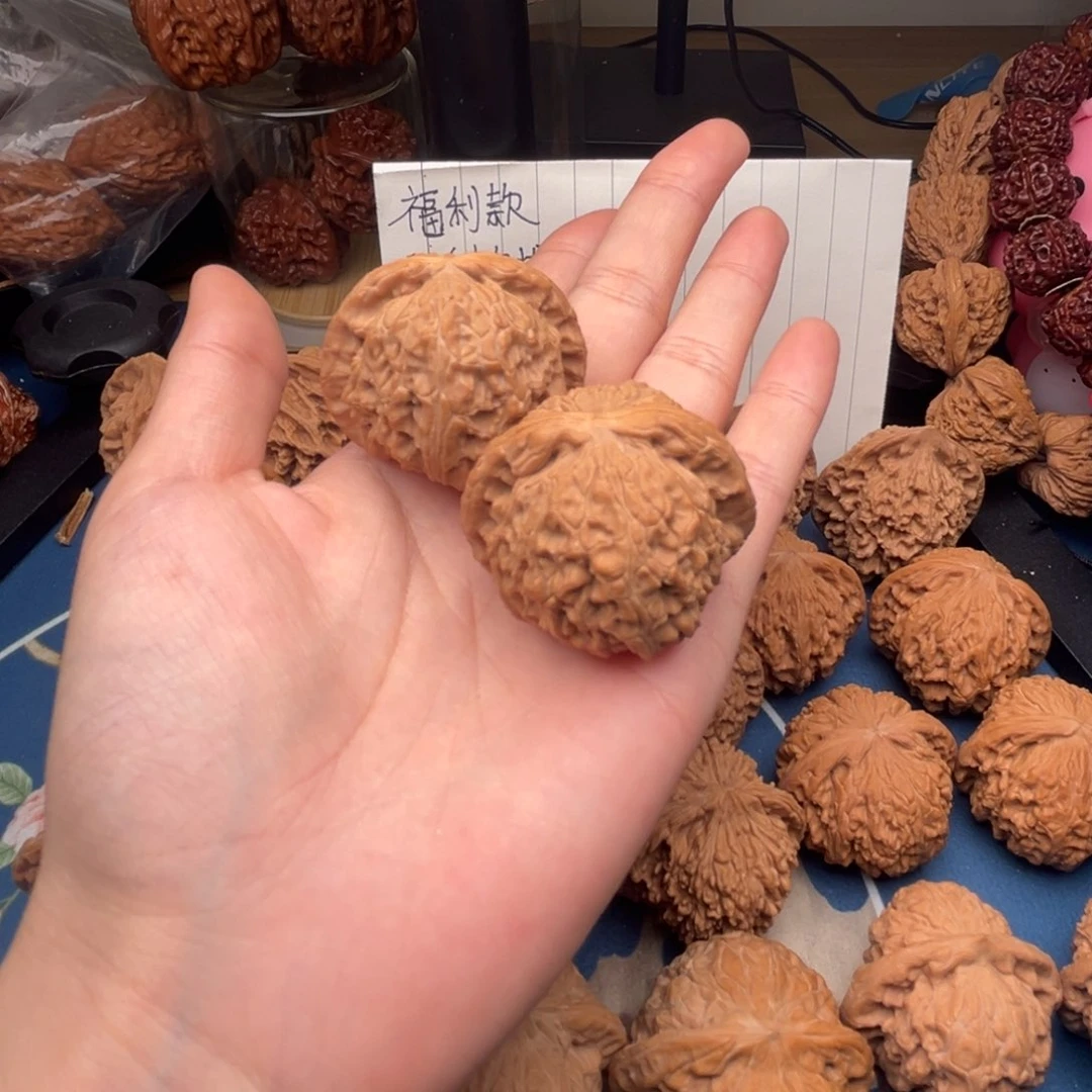 文玩核桃吊坠39白狮子