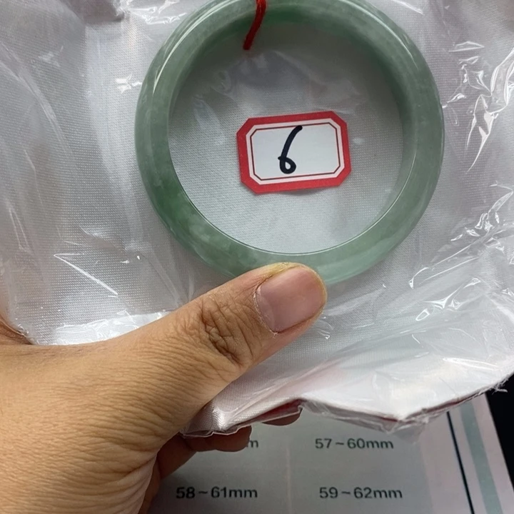 琼***暖翡翠手镯未镶嵌翡翠