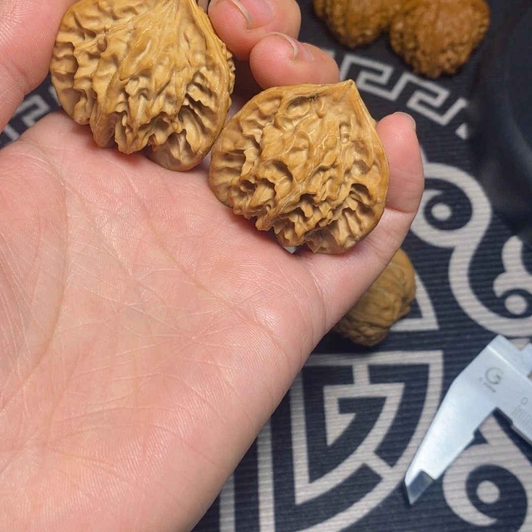 文玩核桃吊坠盘山三棱39