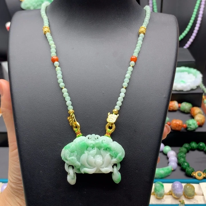 翡翠未镶嵌颈饰翡翠荷叶