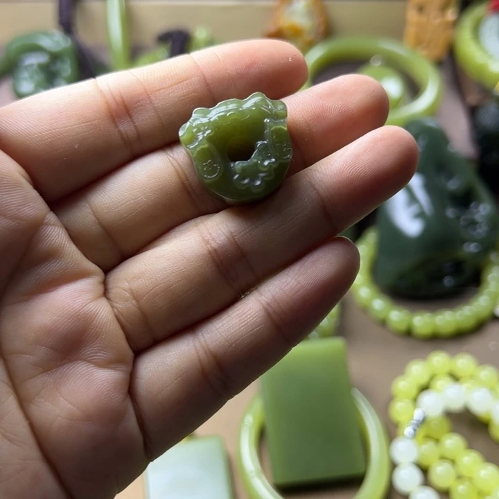 未镶嵌岫岩老玉（透闪石质玉）挂件