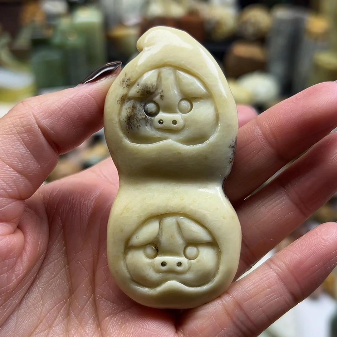 岫玉未镶嵌颈饰辽阳料福猪手玩后面带雕刻
