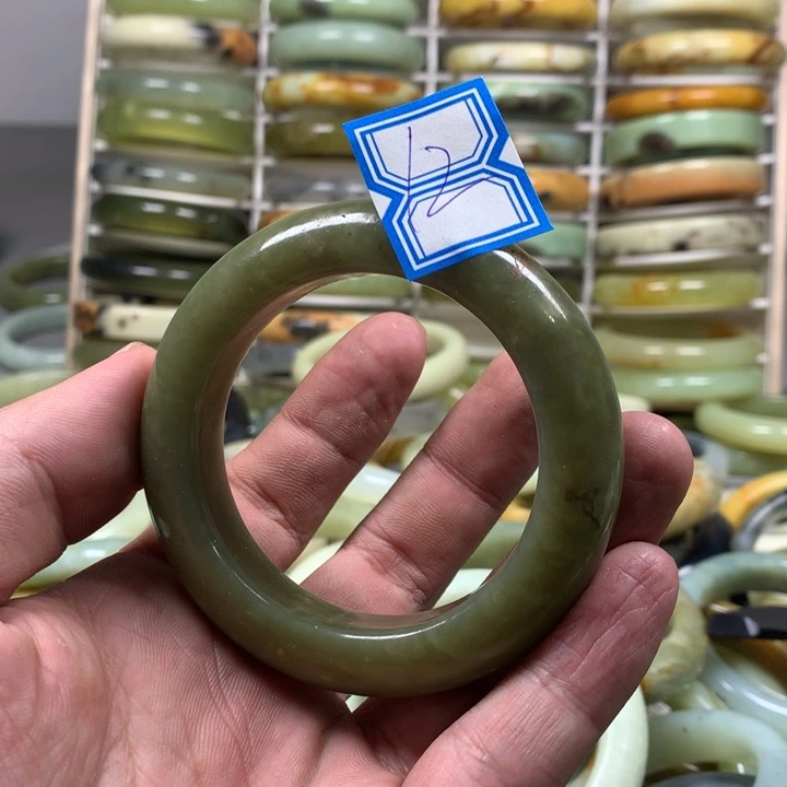蛇纹石玉手镯未镶嵌强***红