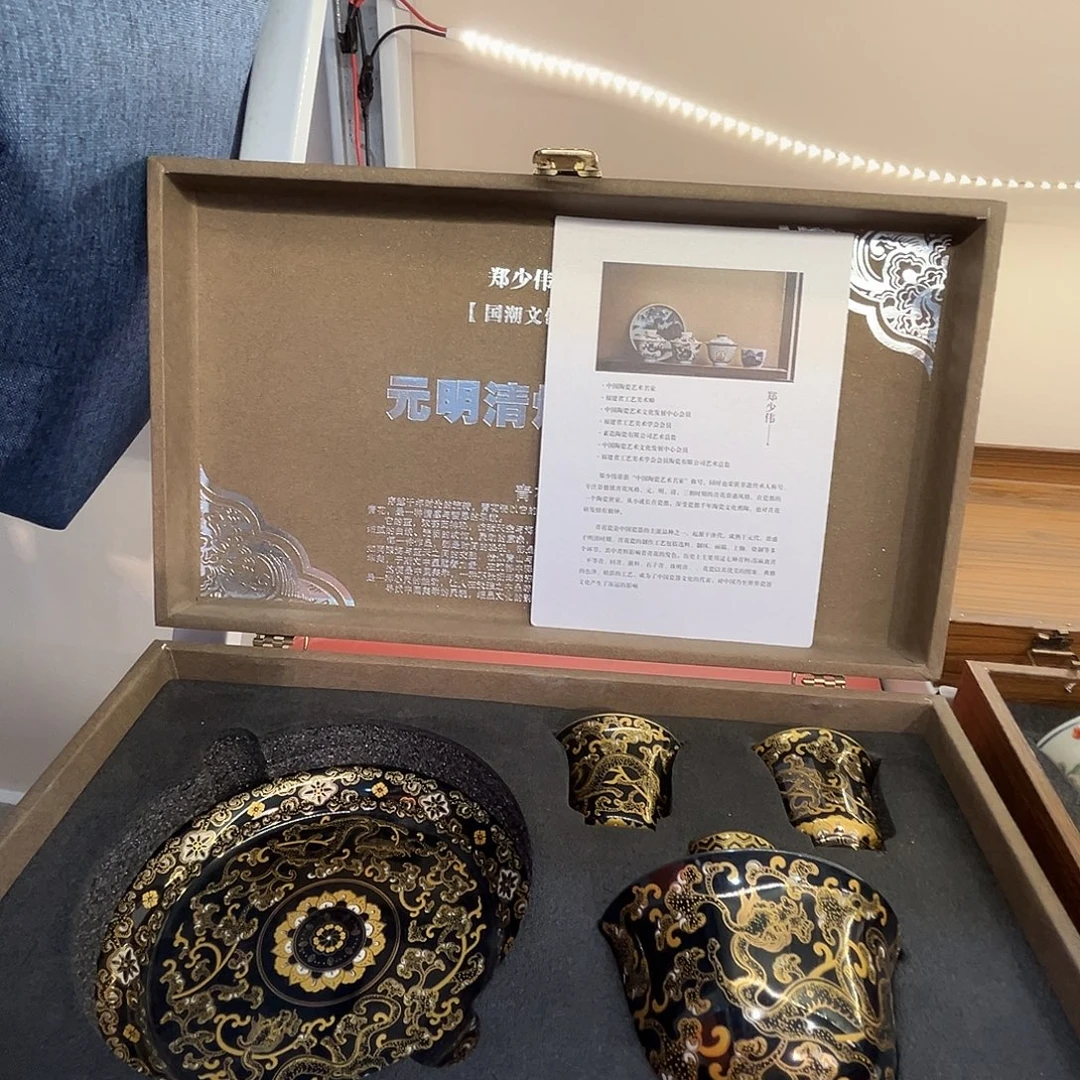 这些盖碗很漂亮！！