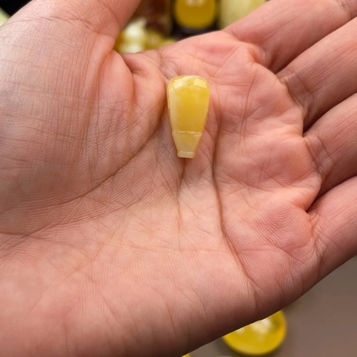 琥珀未镶嵌颈饰蜜蜡