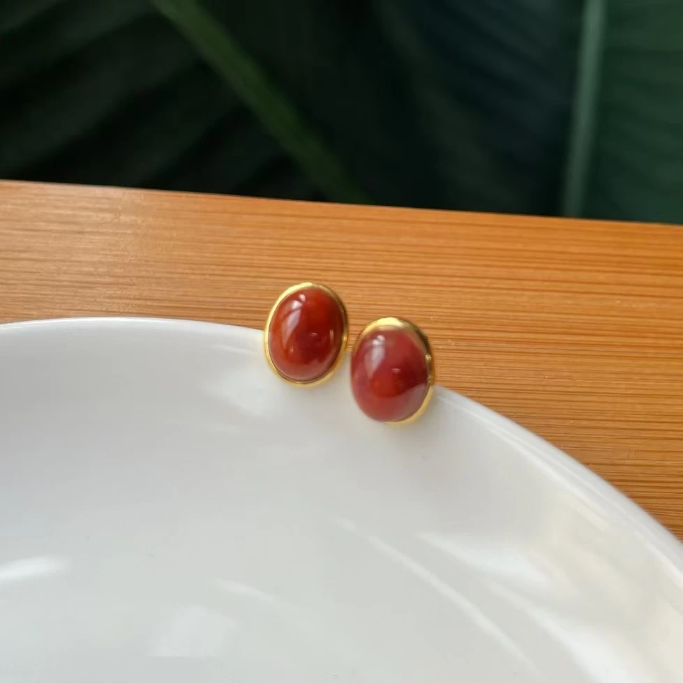 约7*9mm南红蛋面耳钉S925银