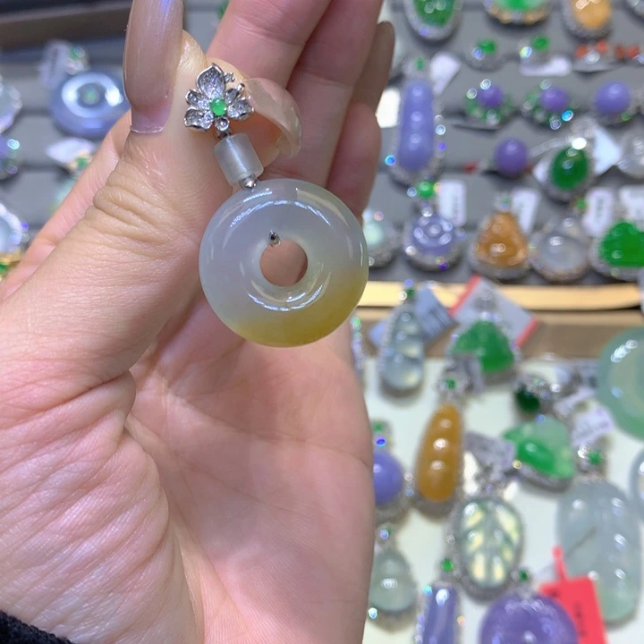 翡翠18K金镶嵌颈饰