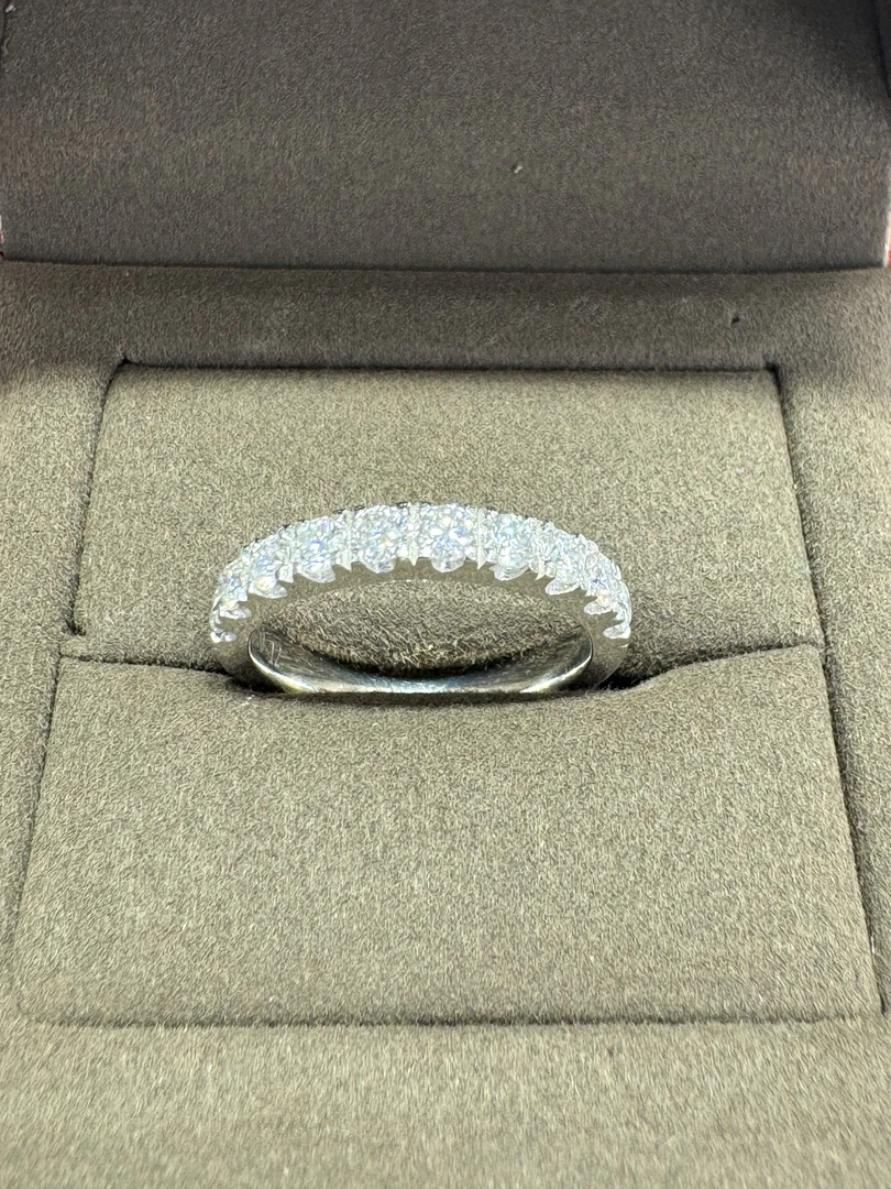 莫桑石·【戒指】 PT950 内镶直排戒闭合（多样发其一）不支持七天