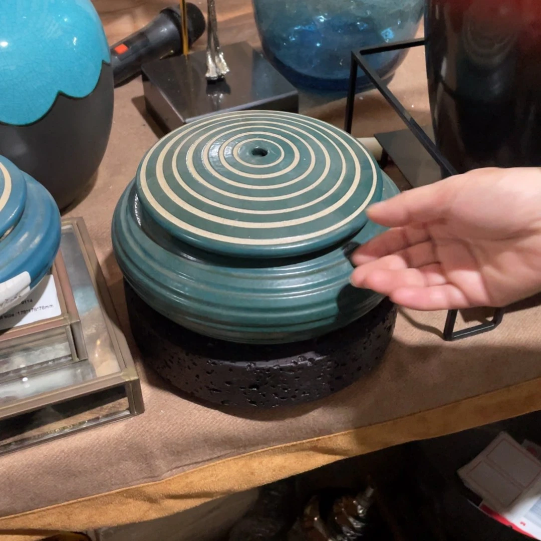 陶瓷花瓶，仿真绿植。