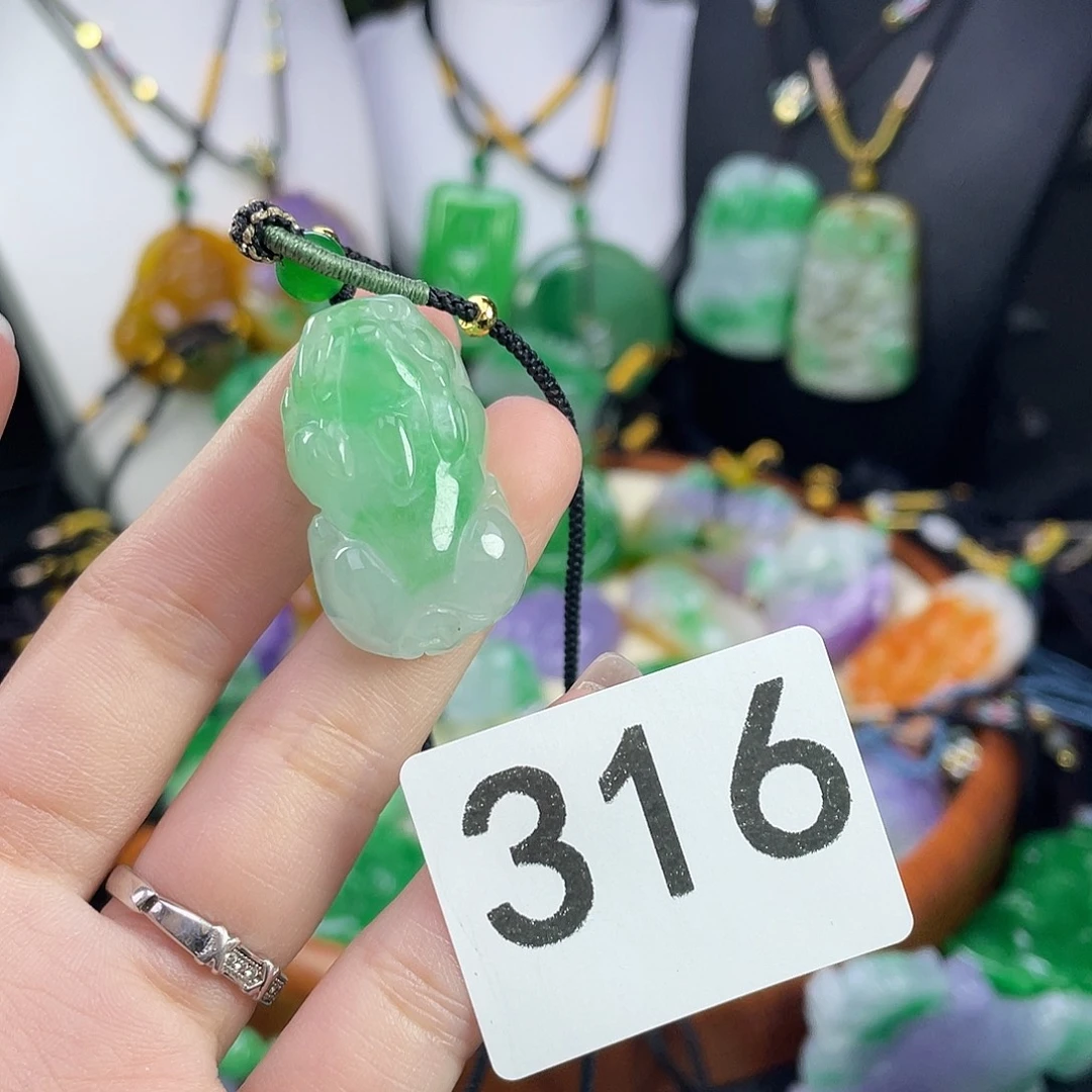 翡翠未镶嵌吊坠(赠链)