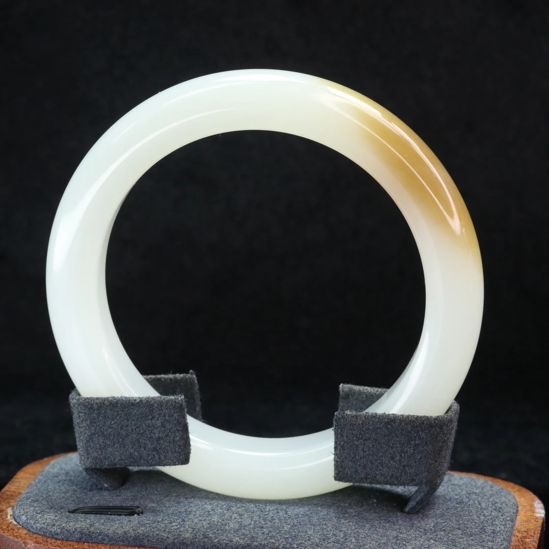 51和田玉且末糖白手镯56/800300北京中保拍卖