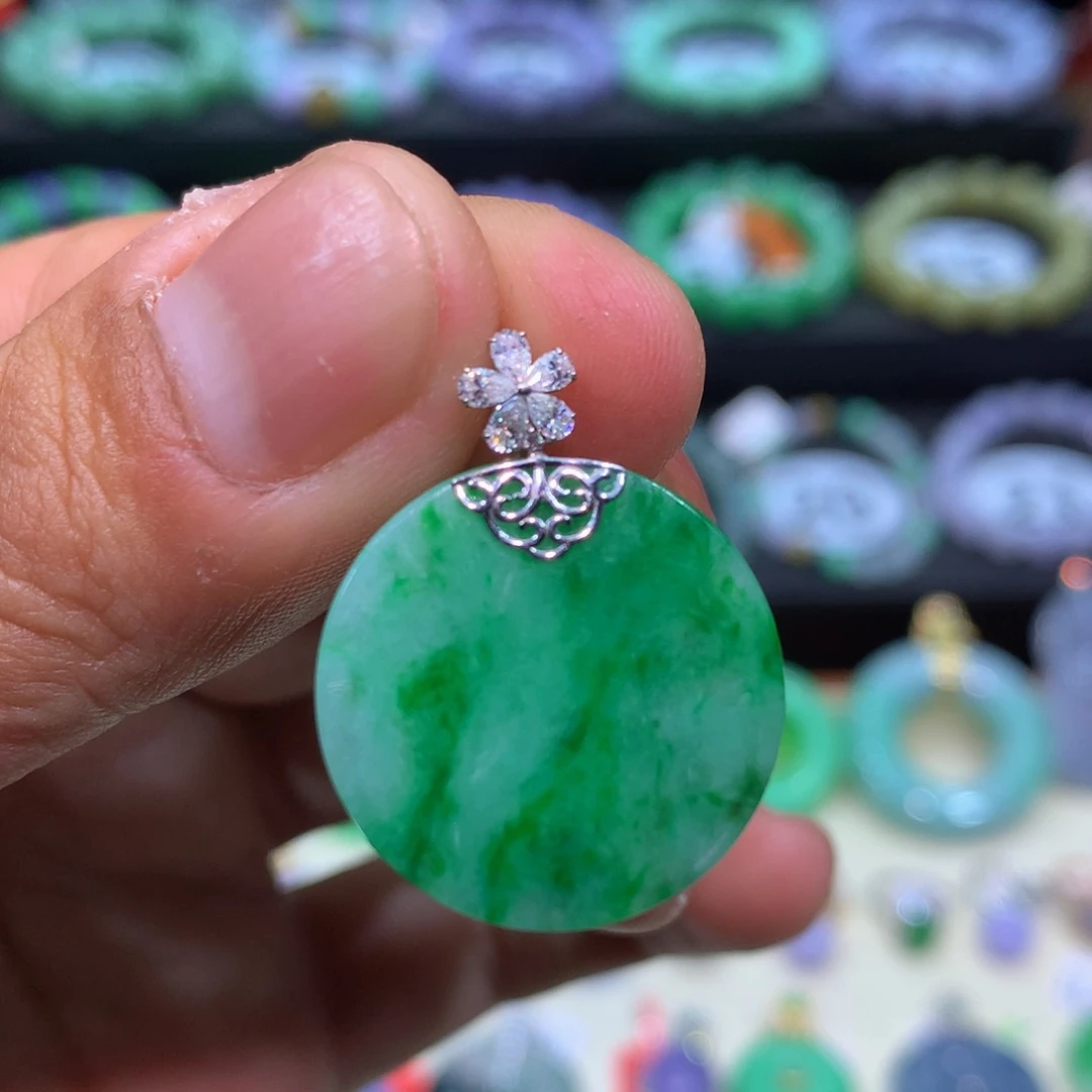 翡翠18K金镶嵌颈饰