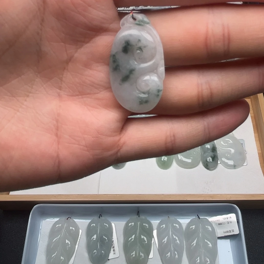 翡翠颈饰未镶嵌如意