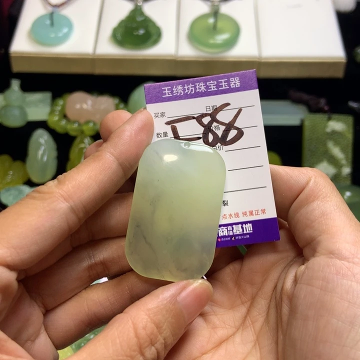 【闪购商品】蛇纹石玉未镶嵌颈饰王*章