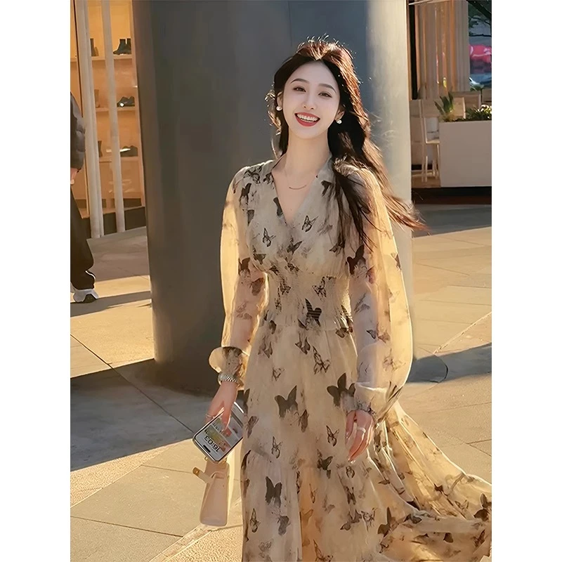 茶歇水墨蝴蝶印花v领长袖连衣裙女2025新款春秋收腰显瘦碎花长裙