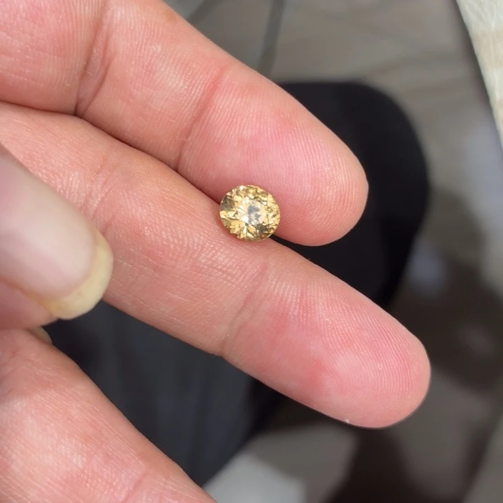奇***钥石榴石未镶嵌裸石裸石2.995克拉